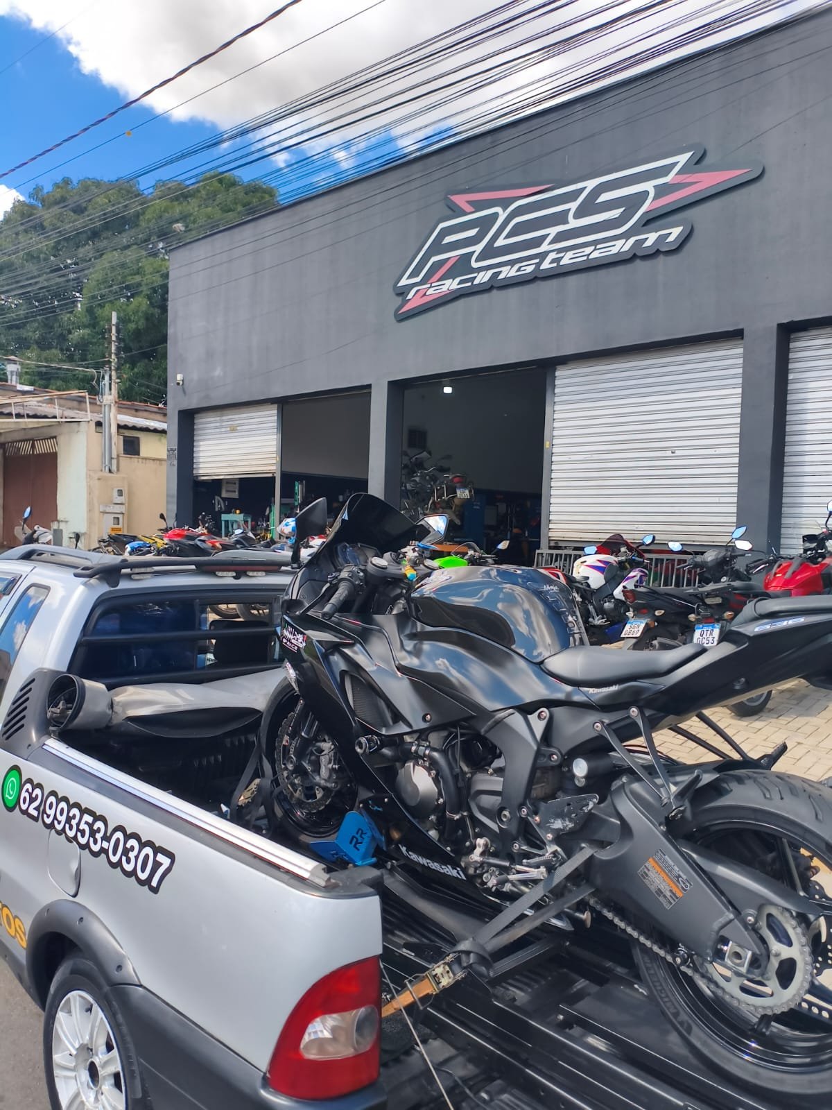 Carro Monteiro Reboque transportando motocicleta com cuidado
